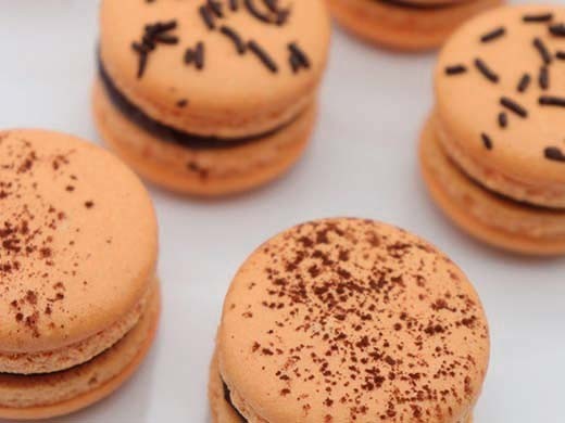 Macarons chocolat, caramel beurre salé