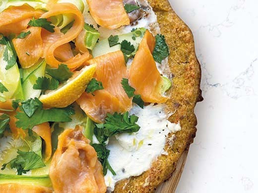 Pizza pâte de chou-fleur, saumon, courgette et ricotta