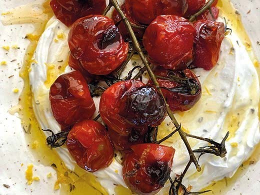 Tomates cerises rôties et sauce au yaourt