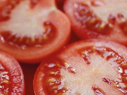 Tartare de tomates, pignons et pesto de basilic