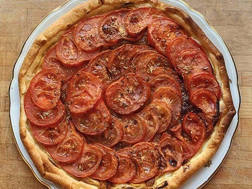 Tarte feuilletée tomate et confit d’échalote