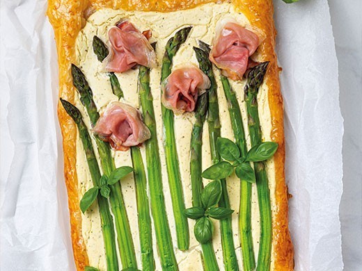 Tarte aux asperges, crème de chèvre-mascarpone et prosciutto