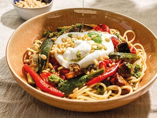 Spaghettis, légumes d'été confits et burrata