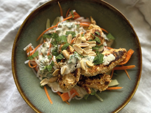 Salade de nouilles, poulet mariné sauce cacahuètes