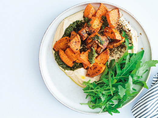 Houmous, patate douce rôtie et pesto