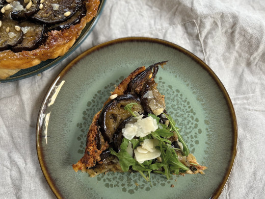 Tarte tatin d'aubergine, crème de feta