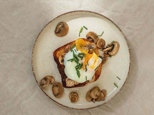 Brioche toastée, champignons, oeufs pochés