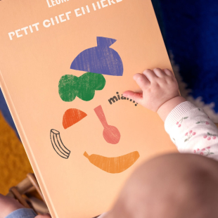 Le livre de cuisine des petits gourmets 🧑‍🍳

Un cadeau qui fait plaisir… aux petits et aux grands !
🍭 Couverture personnalisable avec son prénom
📖 21 recettes simples et délicieuses à préparer ensemble
🇫🇷 Création et impression 100% française

👉 Rendez-vous sur le site de Cloch pour commander le livre de votre petit chef ! 

#kids #cuisine #livrederecettes #cadeau #gourmet