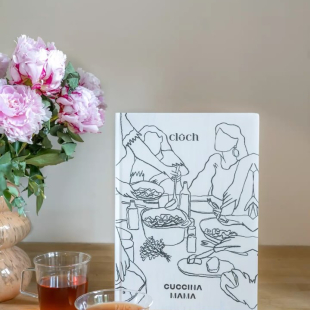 «La cuisine c’est le langage du cœur » 🌸 
15% de remise avec le code MAMAN25 jusqu’au 25

-
#cloch #cuisine #maman #fetedesmamans❤️ #giftideas #cadeaupersonnalisé #book #livredecuisine #foodlover #offre